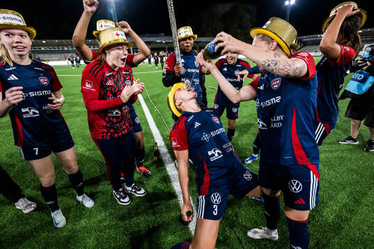 FC Rosengårds Gudrun Arnardottir och Emma Jansson jublar över SM-guldet