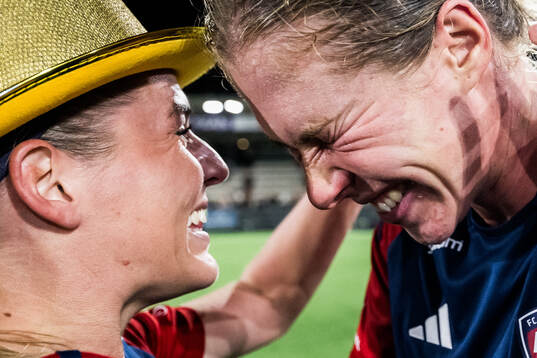 FC Rosengårds Olivia Schough och Rebecca Knaak jublar över SM-guldet