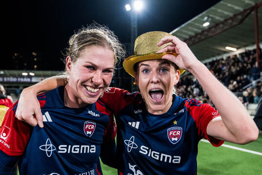 FC Rosengårds Rebecca Knaak och Olivia Schough jublar över SM-guldet