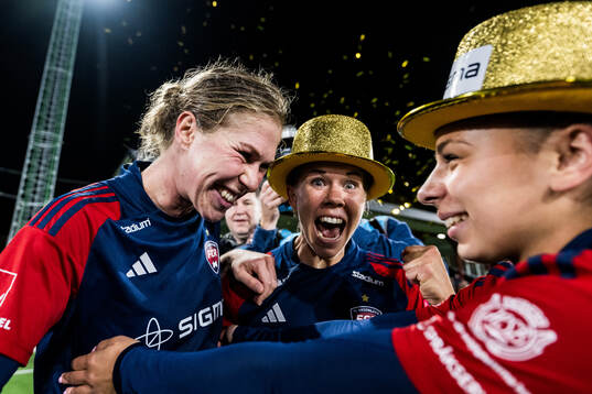 FC Rosengårds Rebecca Knaak och Olivia Schough jublar