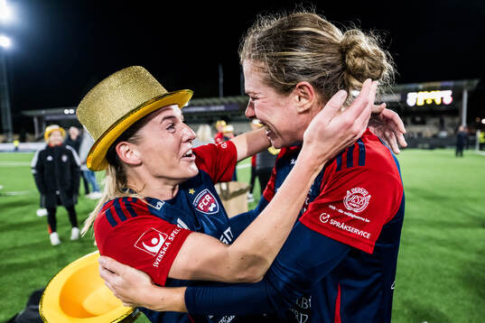 FC Rosengårds Olivia Schough och Rebecca Knaak jublar