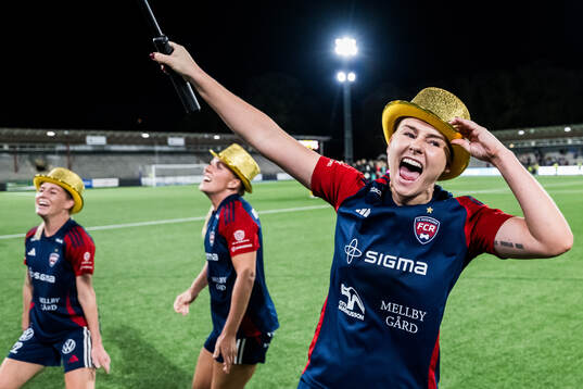 FC Rosengårds Emma Jansson och Rebecca Knaak jublar över SM-guldet