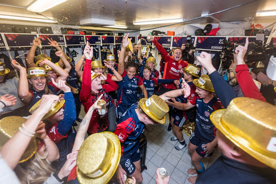 FC Rosengårds spelare jublar över SM-guldet