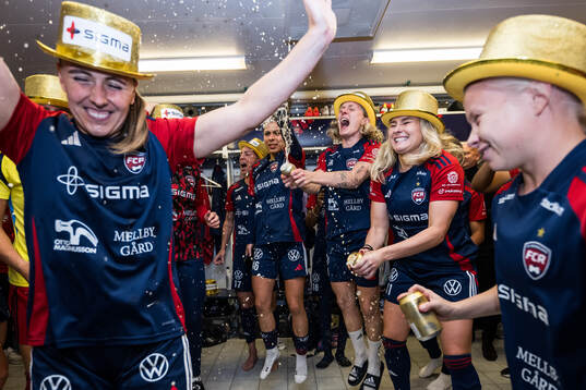 FC Rosengårds spelare jublar över SM-guldet