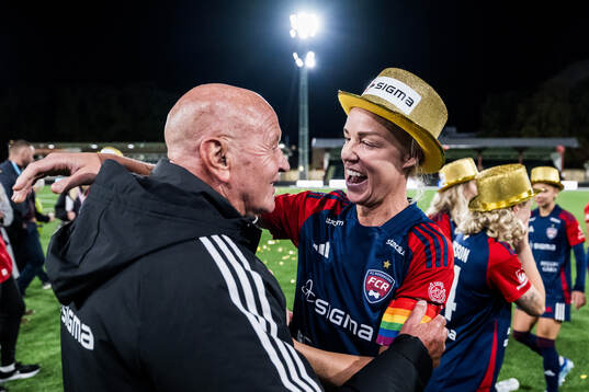 FC Rosengårds Erling Nilsson och Caroline Seger jublar