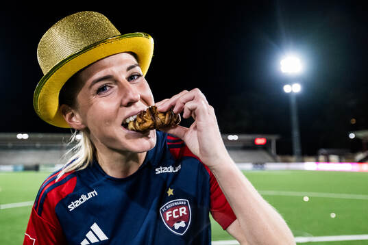 FC Rosengårds Olivia Schough äter kanelbulle och jublar över SM-guldet