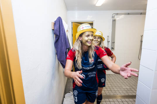 FC Rosengårds Olivia Holdt och Gudrun Arnardottir jublar över SM-guldet med guldmålade ansikten