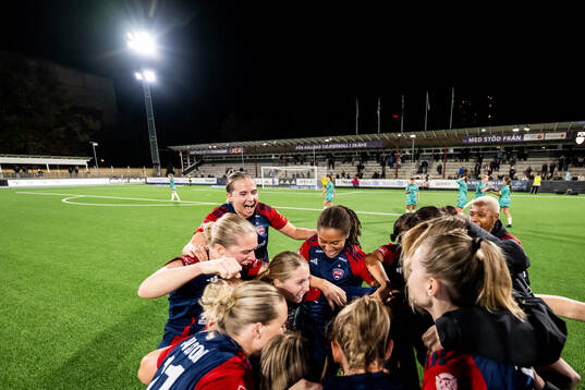FC Rosengårds spelare med Gudrun Arnardottir (m) jublar