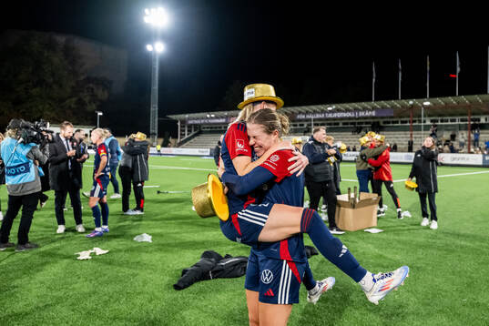 FC Rosengårds Olivia Schough och Rebecca Knaak jublar