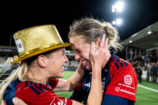 FC Rosengårds Olivia Schough och Rebecca Knaak jublar
