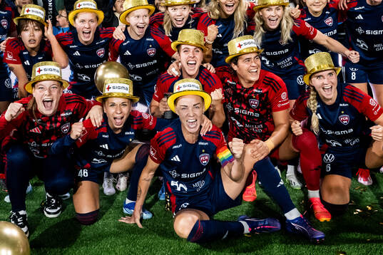 FC Rosengårds spelare med Caroline Seger (m)  jublar