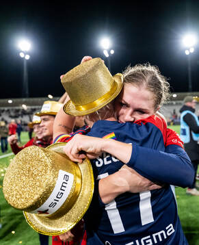 FC Rosengårds Caroline Seger och Rebecca Knaak jublar