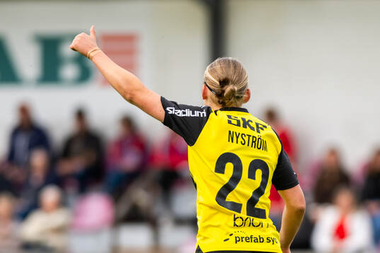 Häckens Paulina Nyström visar tummen up