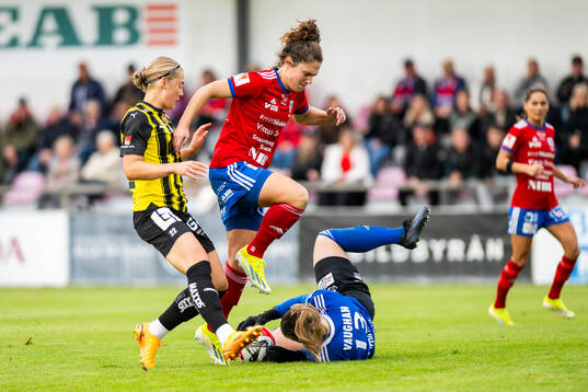 Häckens Paulina Nyström framför Vittsjös målvakt Elin