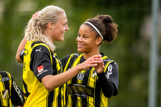 Häckens Elma Junttila Nelhage och Felicia Schröder jublar