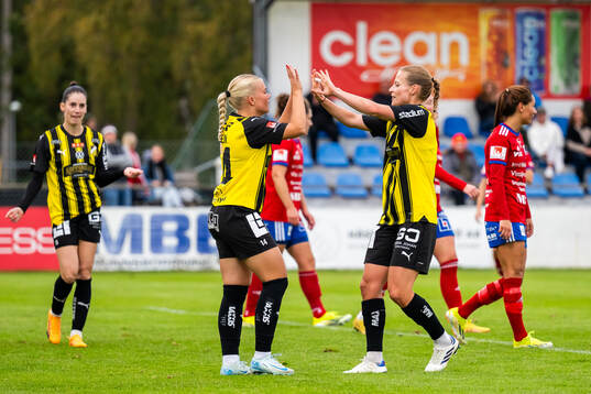 Häckens Matilda Nildén och Anna Anvegård jublar