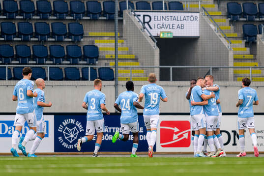 Gefles Samuel Adrian jublar med lagkamrater