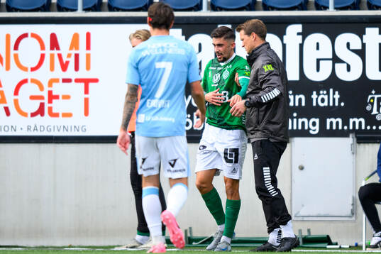 Brages Emil Tot Wikström lämnar planen skadad