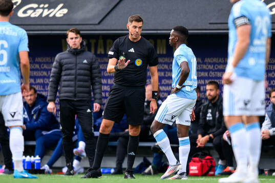 Domare Magnus Lindgren i diskussion med Gefles Samouil