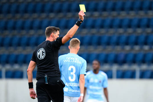 Gefles målvakt Mathias Nilsson (ej i bild) får gult kort