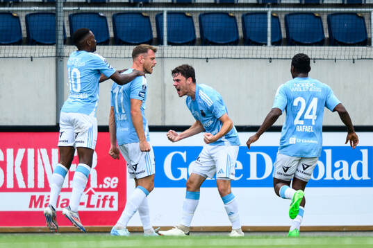 Gefles Leo Englund jublar med lagkamrater efter 2-0