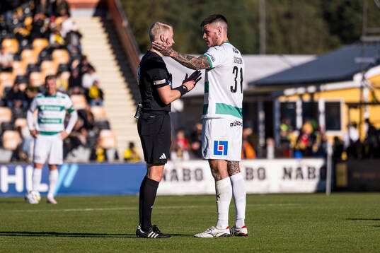 Domare Adam Ladebäck och Västerås Isak Jönsson