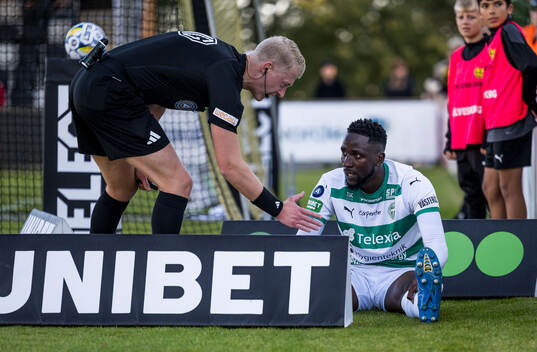 Domare Adam Ladebäck och Västerås Frederic Nsabiyumva