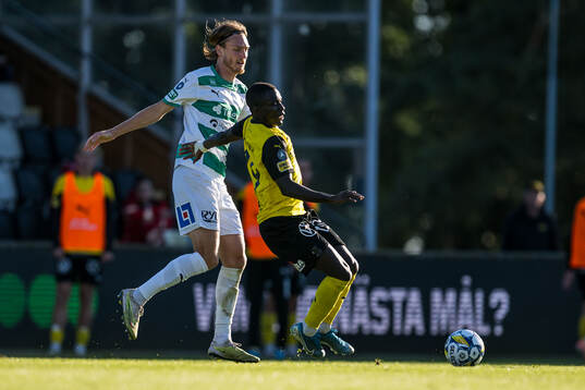Västerås Gustav Granath och Mjällbys Abdoulie Manneh
