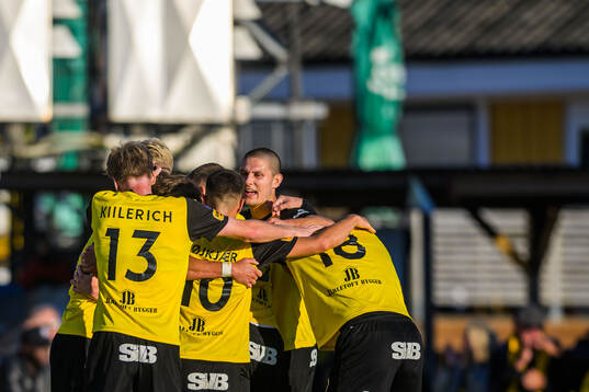 Mjällbys Tom Pettersson jublar med lagkamrater efter 2-1