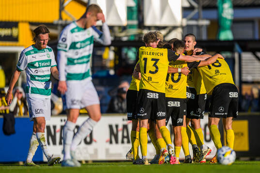 Mjällbys Tom Pettersson jublar med lagkamrater efter 2-1
