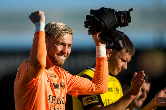 Mjällbys målvakt Noel Törnqvist jublar