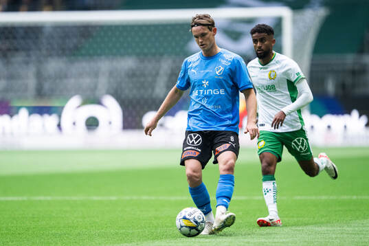 Halmstads Jonathan Svedberg och Hammarbys Tesfaldet Tekie