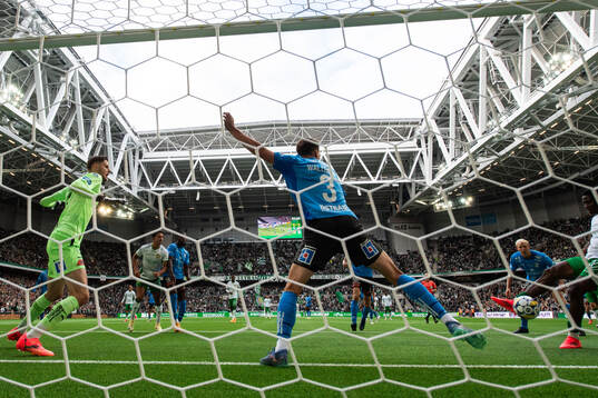Hammarbys Bouzomana Toure gör 1-0 bakom Halmstads målvakt