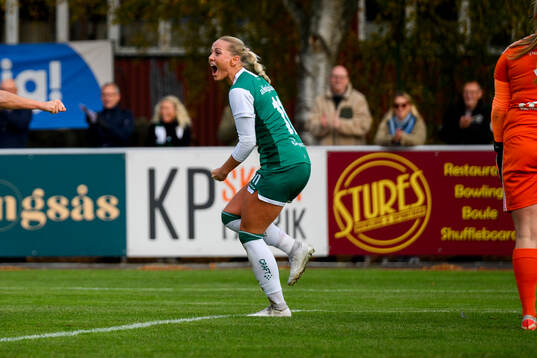 Alingsås målskytt Moa Öhman jublar