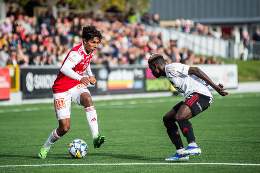 Sandvikens Jonathan Karlsson och Östersunds Assiedou Yannick Armel Adjoumani