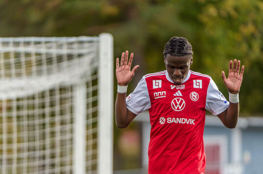 Sandvikens Calvin Kabuye jublar