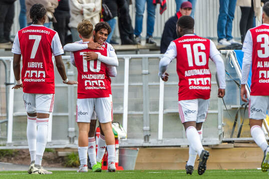 Sandvikens Calvin Kabuye, Ludwig Malachowski Thorell, Jonathan Karlsson och Mohammed Sadat Abubakari jublar efter 3-1