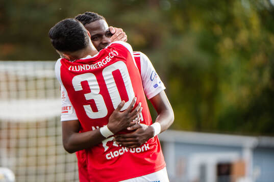 Sandvikens Calvin Kabuye och Amin Al-Hamawi jublar