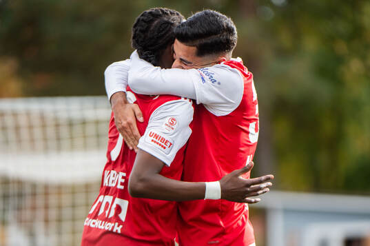 Sandvikens Calvin Kabuye och Amin Al-Hamawi jublar