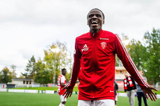 Sandvikens Calvin Kabuye jublar