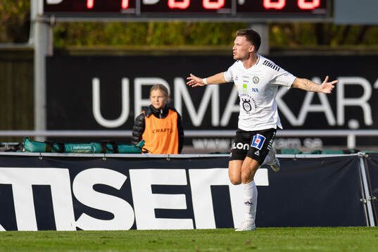 Örebros Samuel Kroon jublar efter 0-1