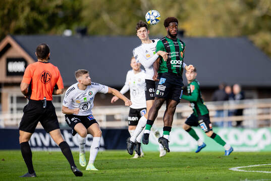 Örebros Theodor Hansemon och Varbergs Kevin Appiah Nyarko
