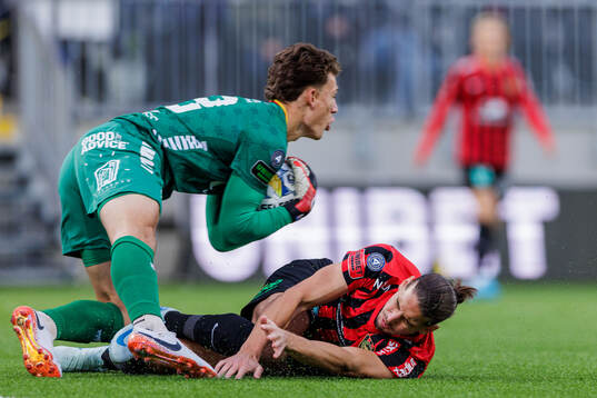 Brommapojkarnas Nikola Vasic och GAIS Kees Sims