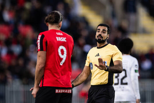 Domare Mohammed Al-Hakim och Brommapojkarnas Nikola Vasic