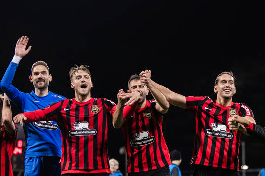 Brommapojkarnas målvakt Lucas Hägg Johansson, Alexander Abrahamsson, André Calisir och Nikola Vasic jublar