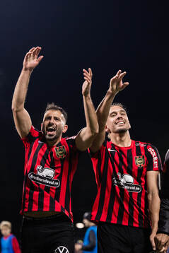 Brommapojkarnas André Calisir och Nikola Vasic jublar