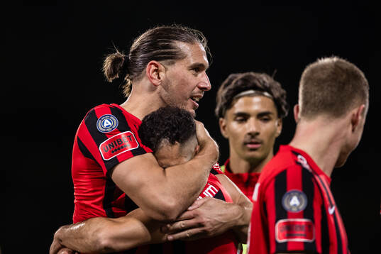 Brommapojkarnas Nikola Vasic jublar med André Calisir