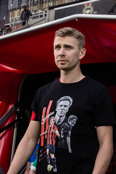 Brommapojkarnas Ludvig Fritzson med tröjor i en hyllning