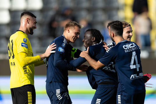 Utsiktens målvakt Elias Hadaya, Kalipha Jawla och Allan Mohideen  jublar
