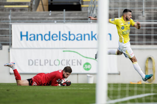 Ängelholms målvakt Robin Streifert och Falkenbergs FFs Leonardo Farah Shahin